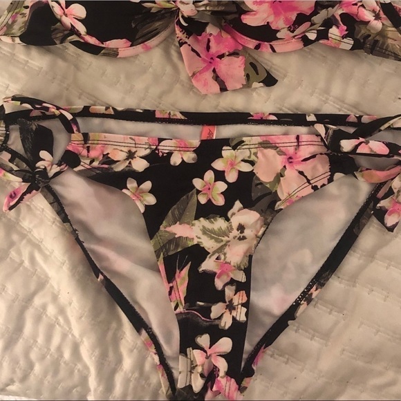 ‼️CLEARANCE SALE FLORAL Bikini - Picture 3 of 3